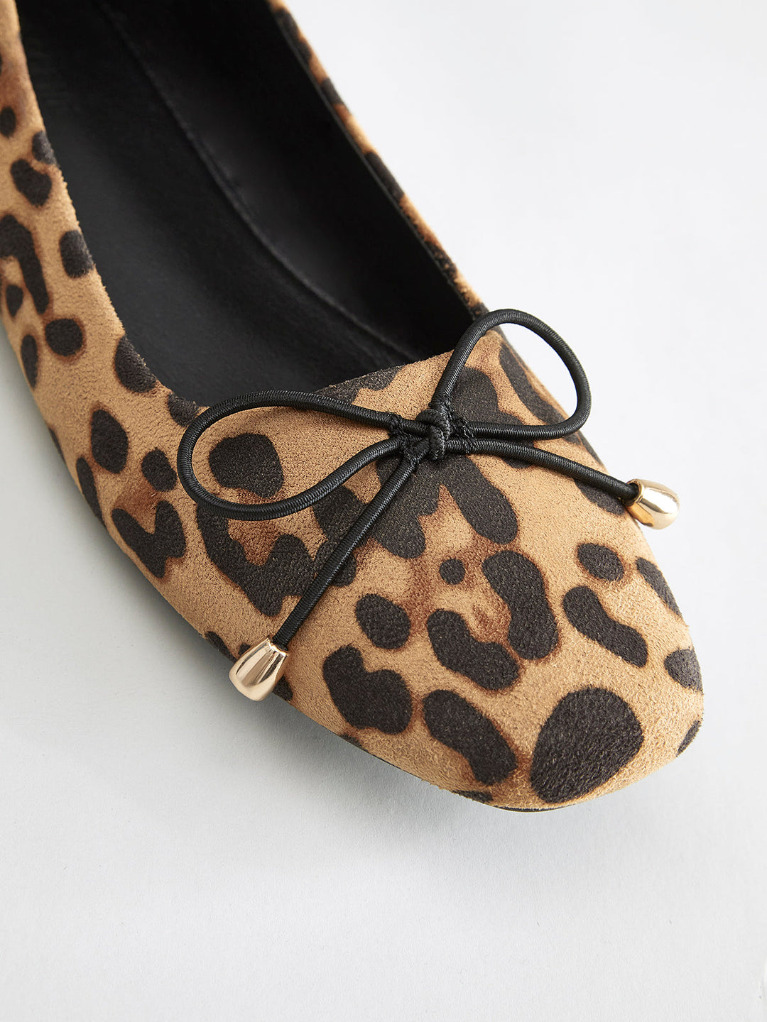 Ballerinas mit Schleifen-Detail und Leopardenmuster
