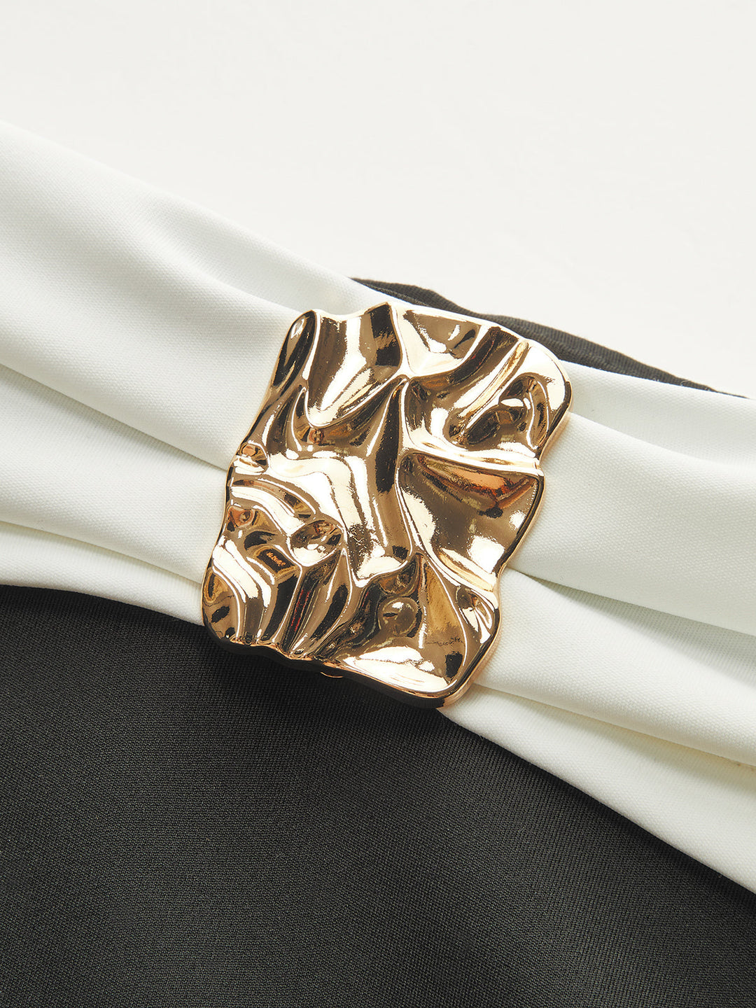 Body-Anzug mit Metalldetail und Carmen-Ausschnitt