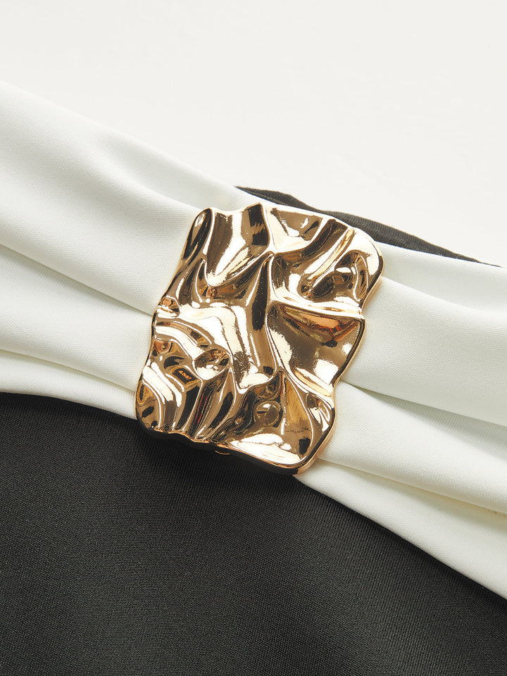 Body-Anzug mit Metalldetail und Carmen-Ausschnitt