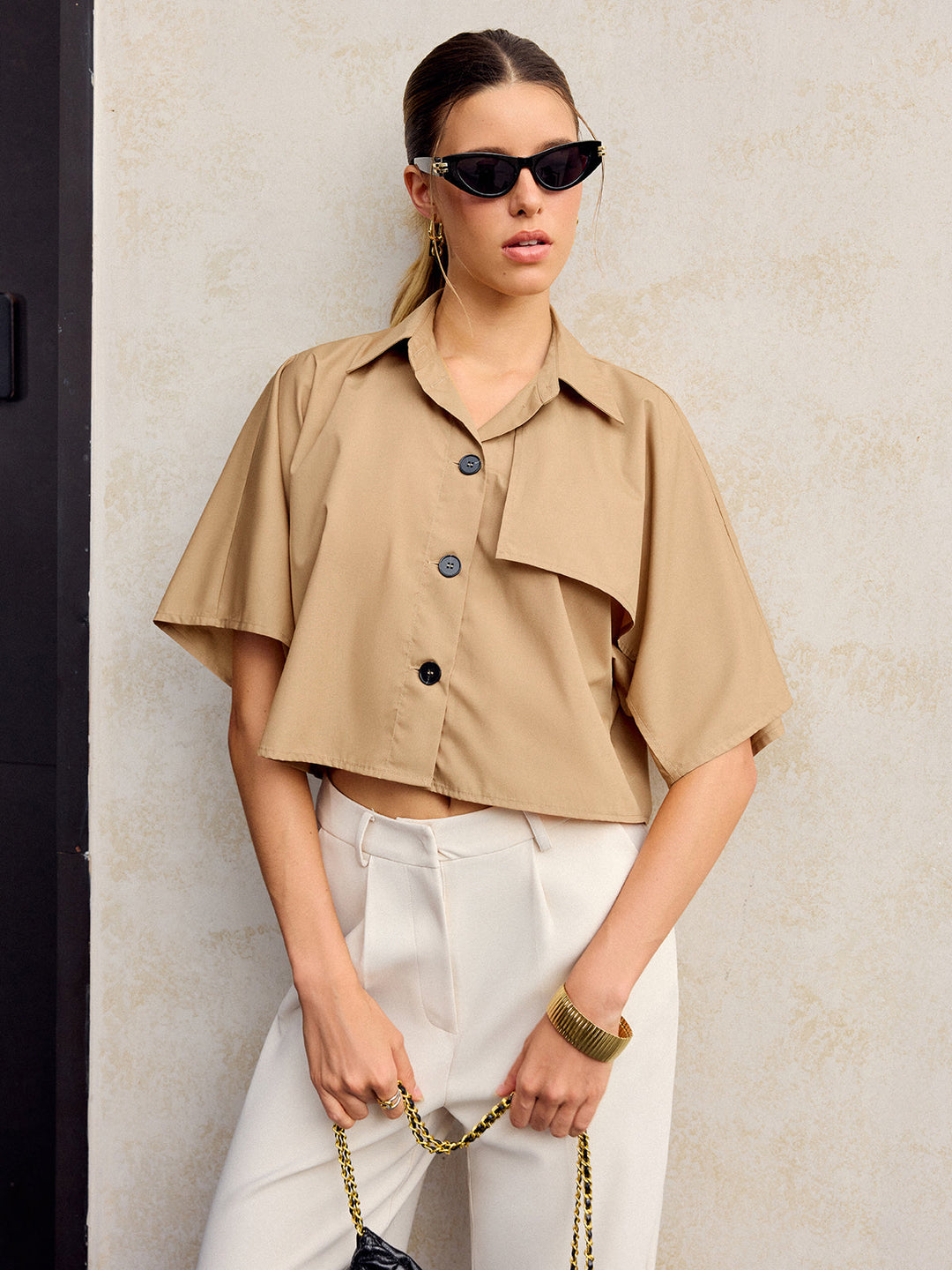 Asymmetrisches Crop-Shirt mit Knopfleiste