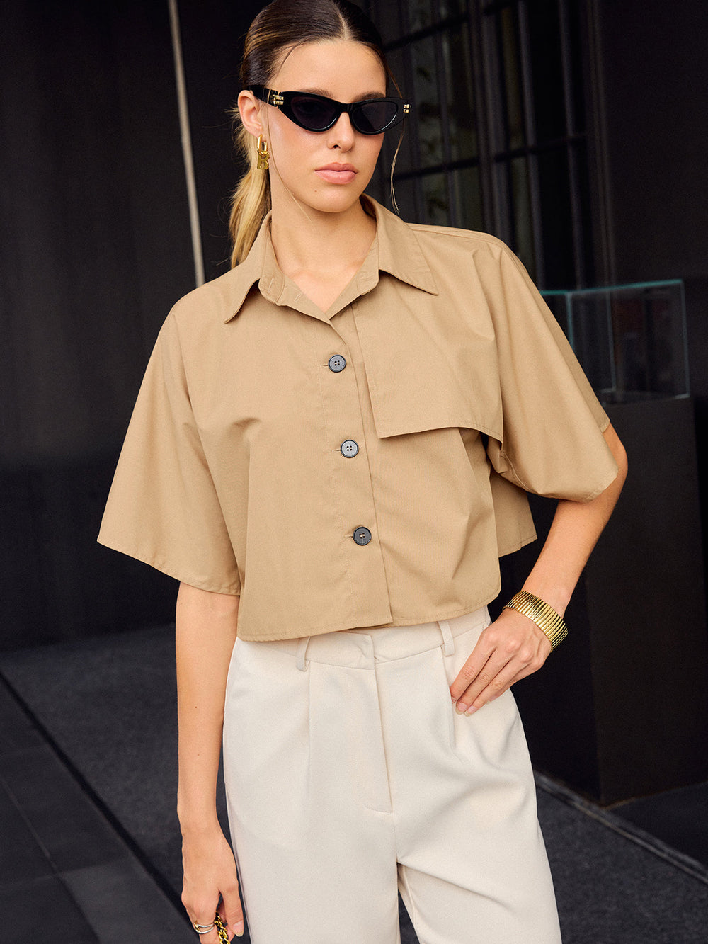 Asymmetrisches Crop-Shirt mit Knopfleiste