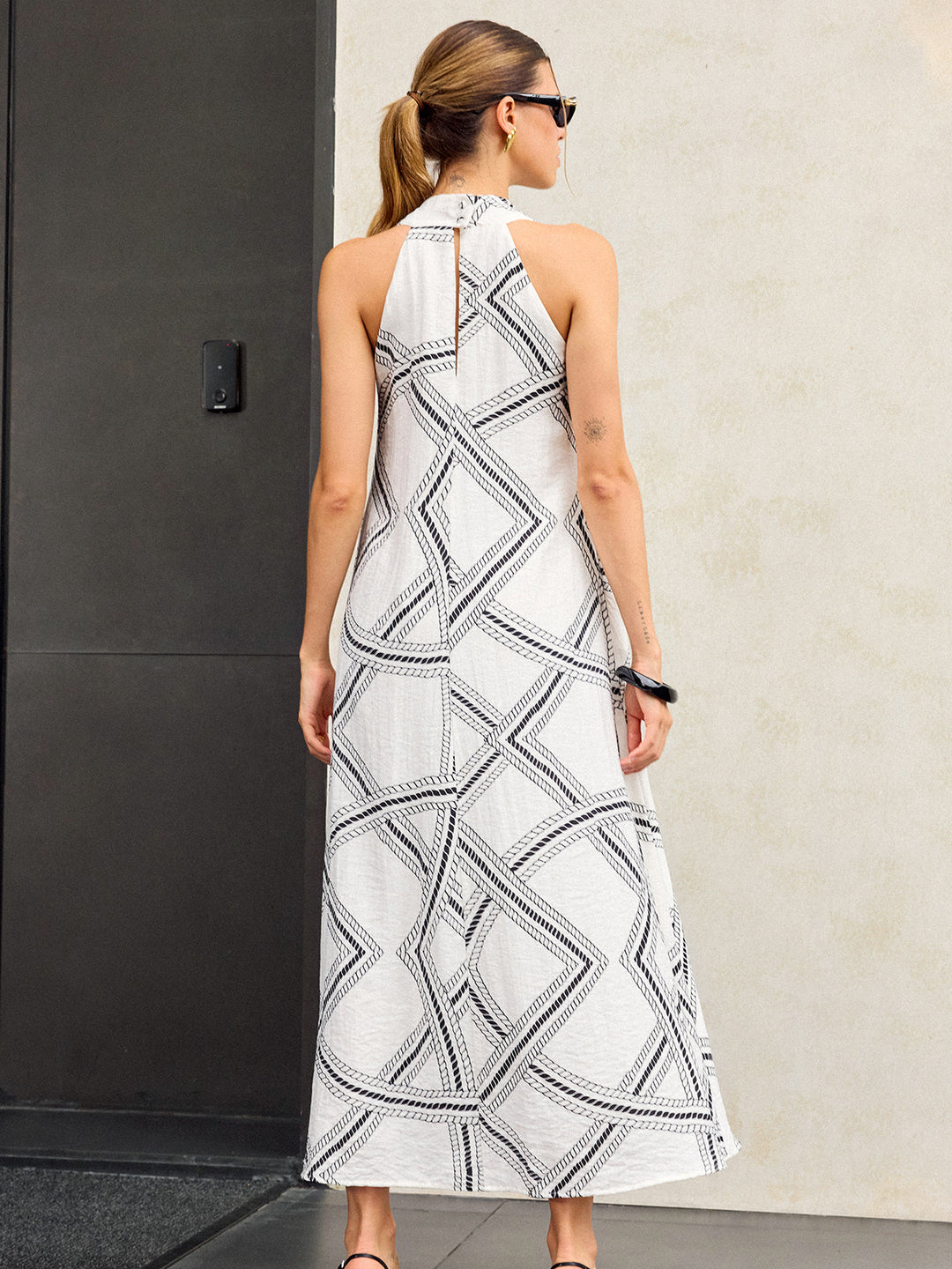 Geometrisches Maxikleid mit Neckholder