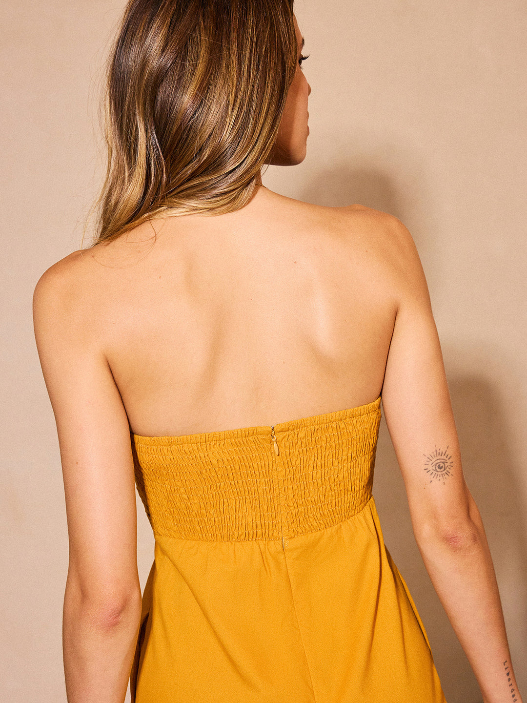 Trägerloser Jumpsuit mit weitem Bein und Raffung