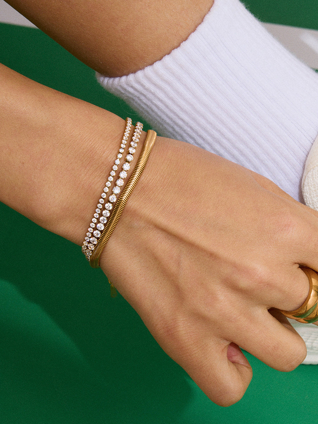 Armband mit Kristallverzierungen in mehreren Stilen