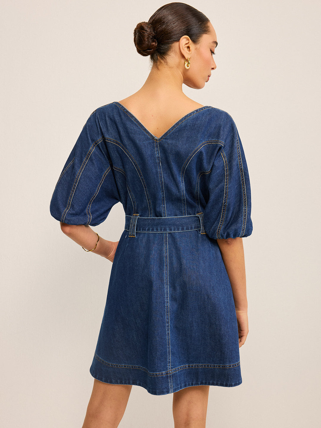 Taschenkleid aus Denim mit Gürtel