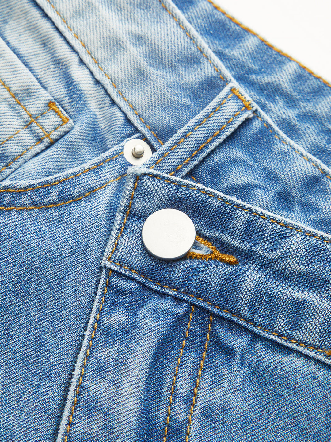 Asymmetrische Distressed-Denim-Shorts mit Taille