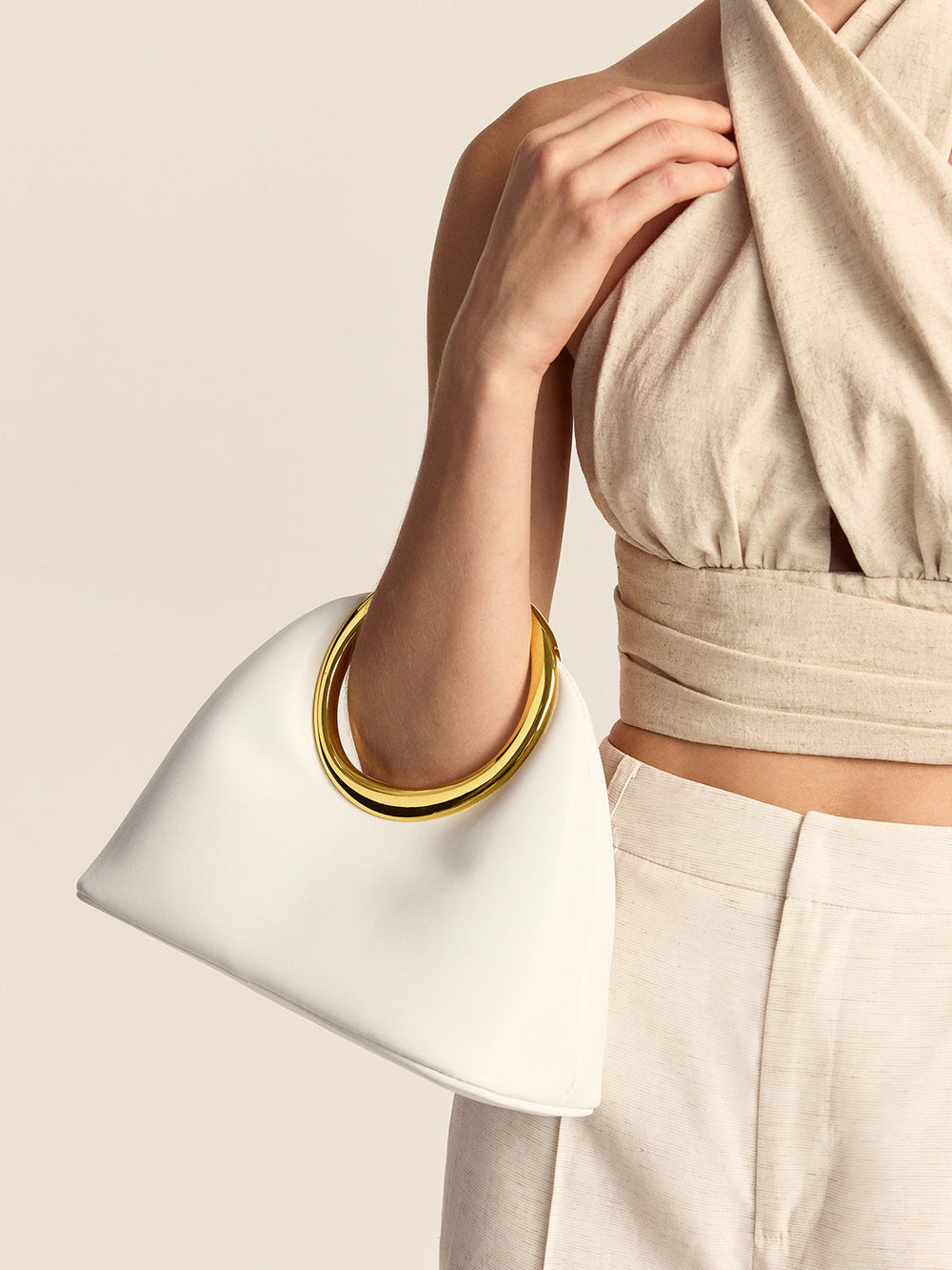Tasche mit kreisförmigem Metallgriff