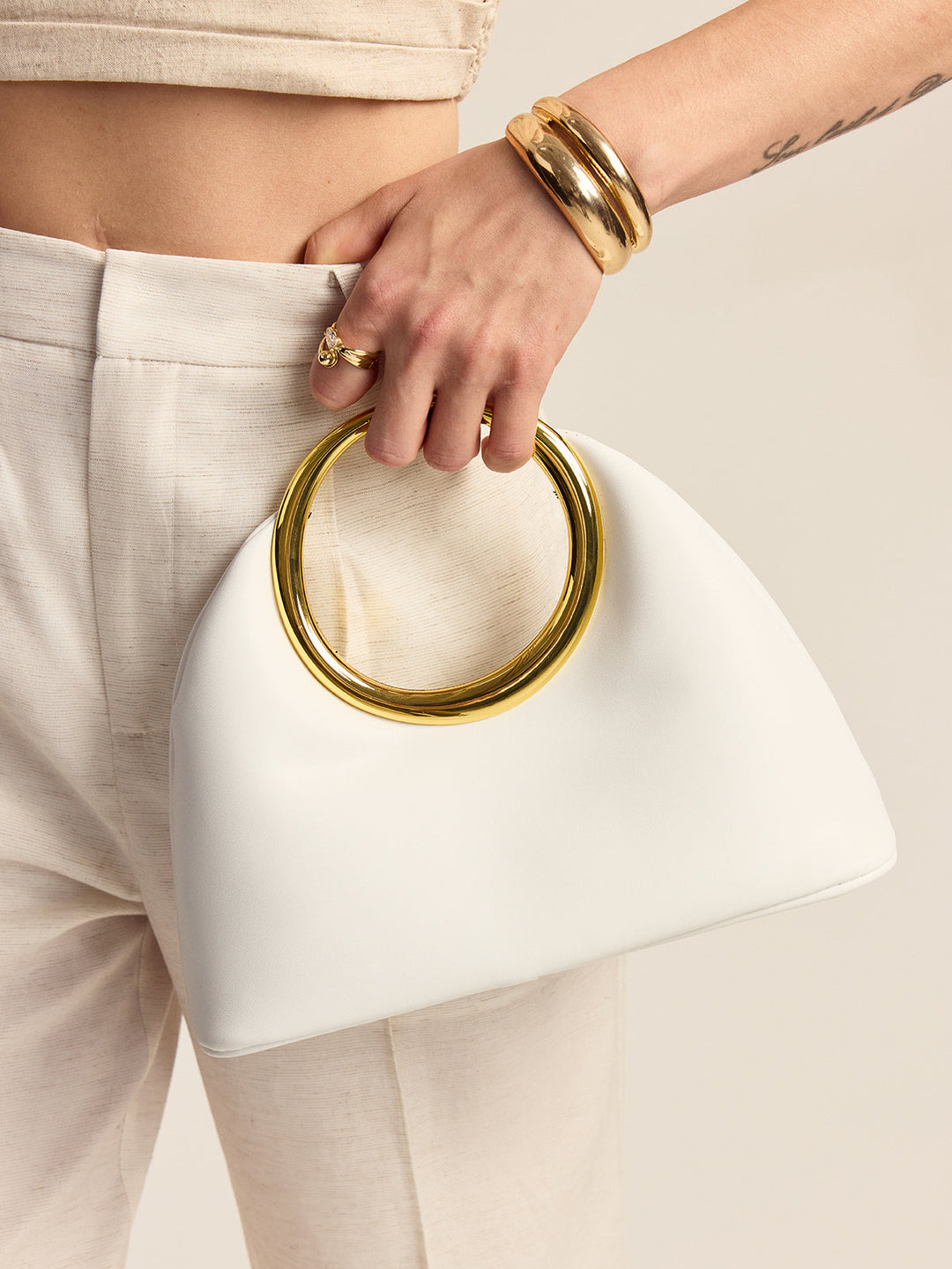 Tasche mit kreisförmigem Metallgriff