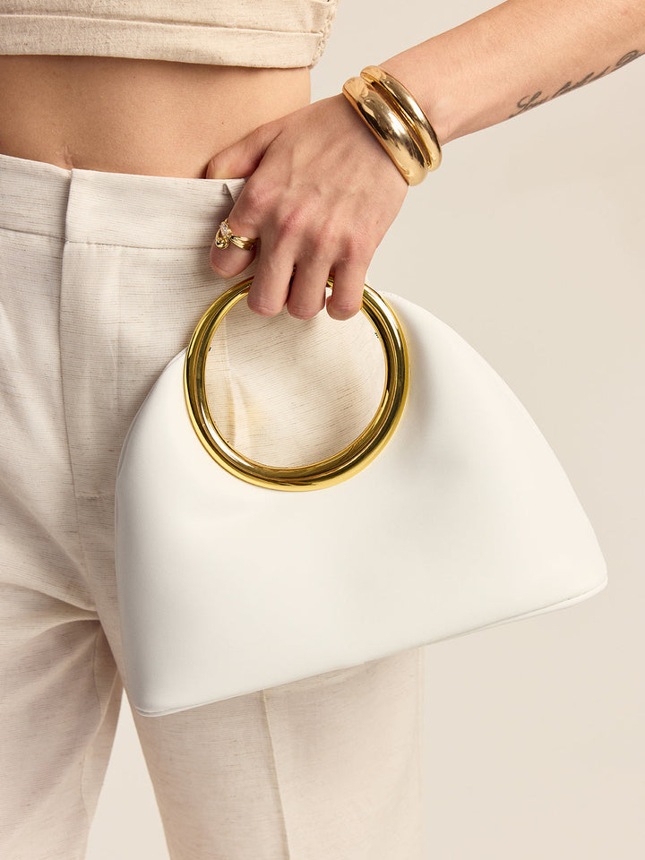 Tasche mit kreisförmigem Metallgriff