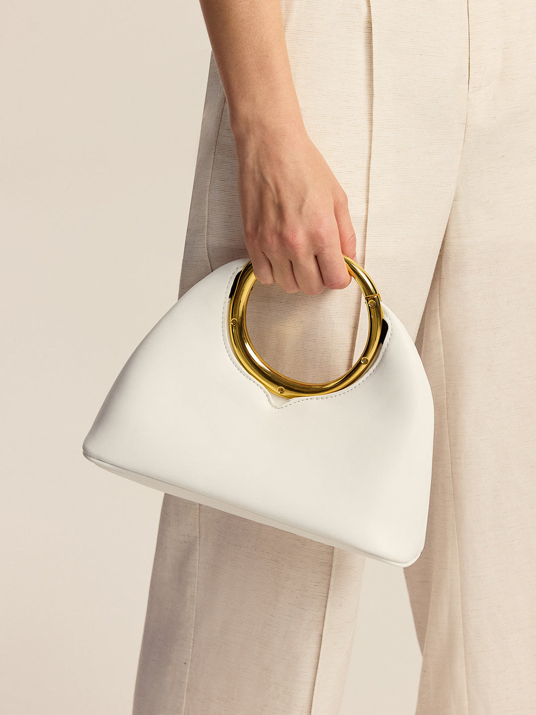 Tasche mit kreisförmigem Metallgriff