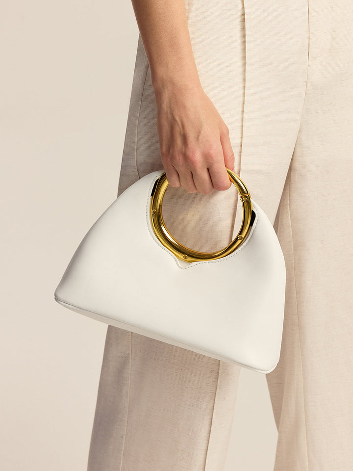 Tasche mit kreisförmigem Metallgriff