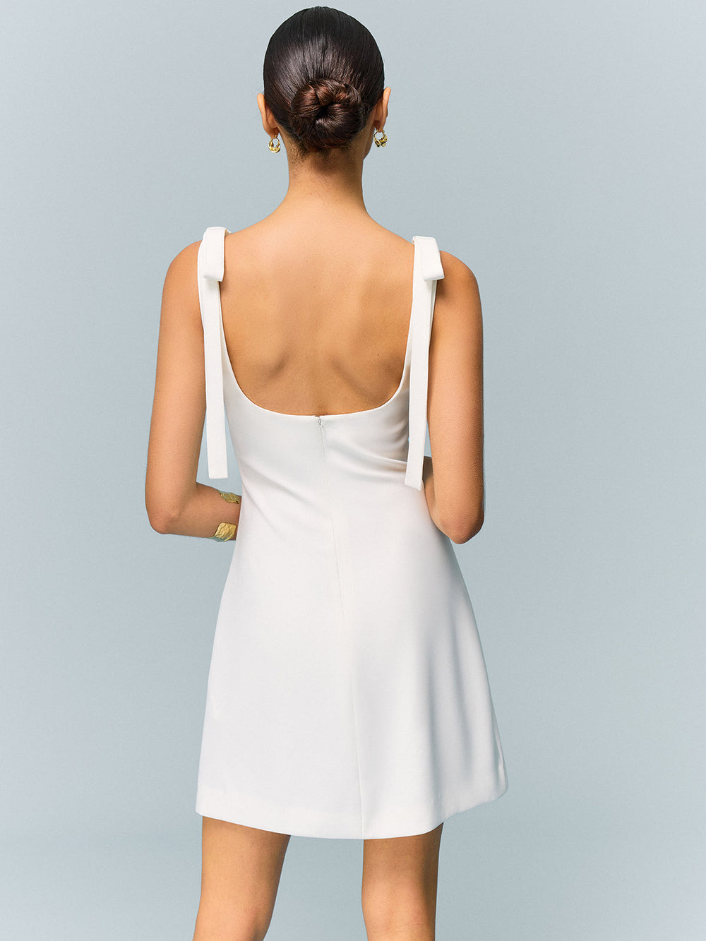 Rückenfreies Minikleid mit Schleifen-Trägern
