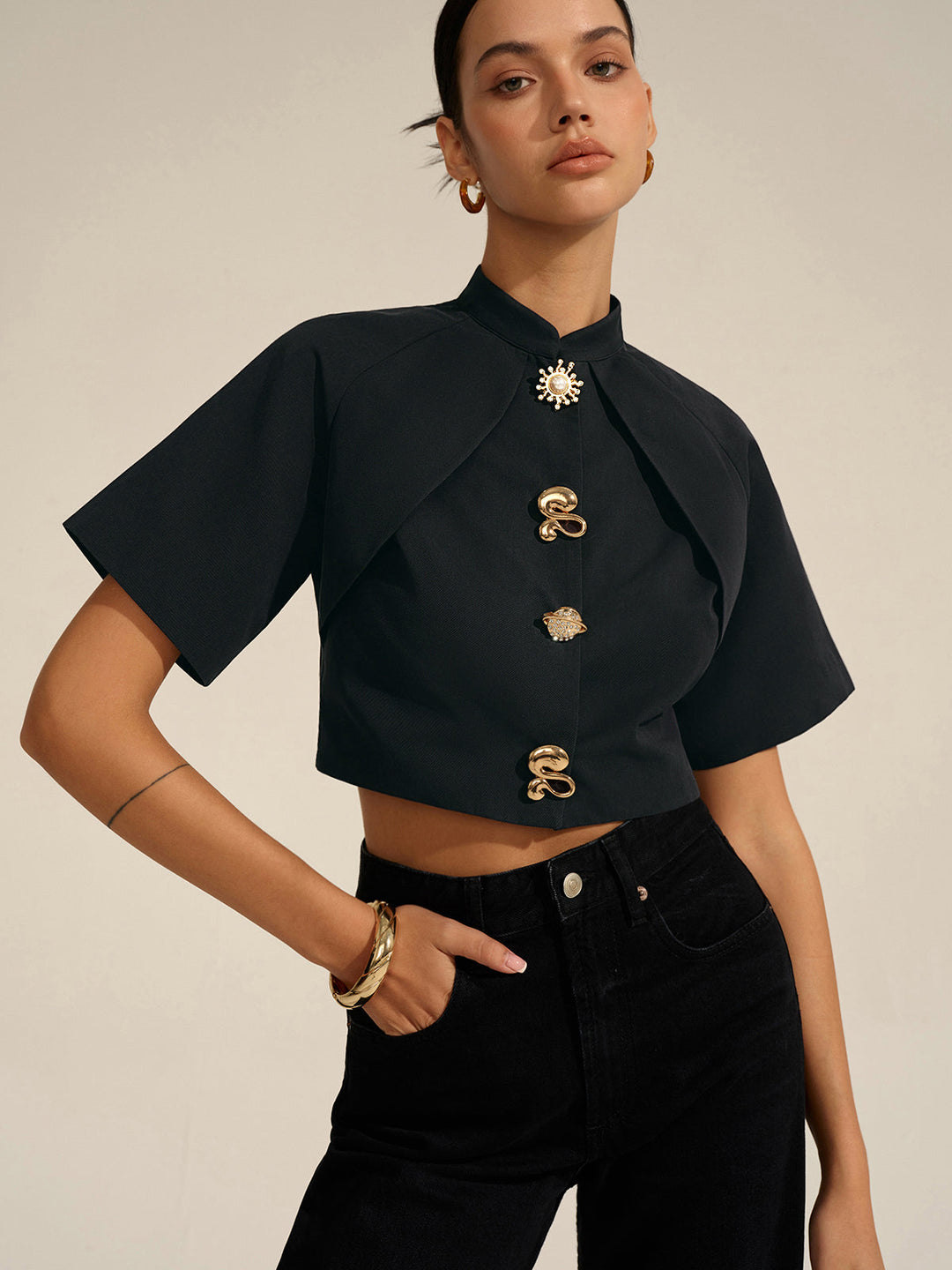 Metalldekor-Bluse mit Schnitt