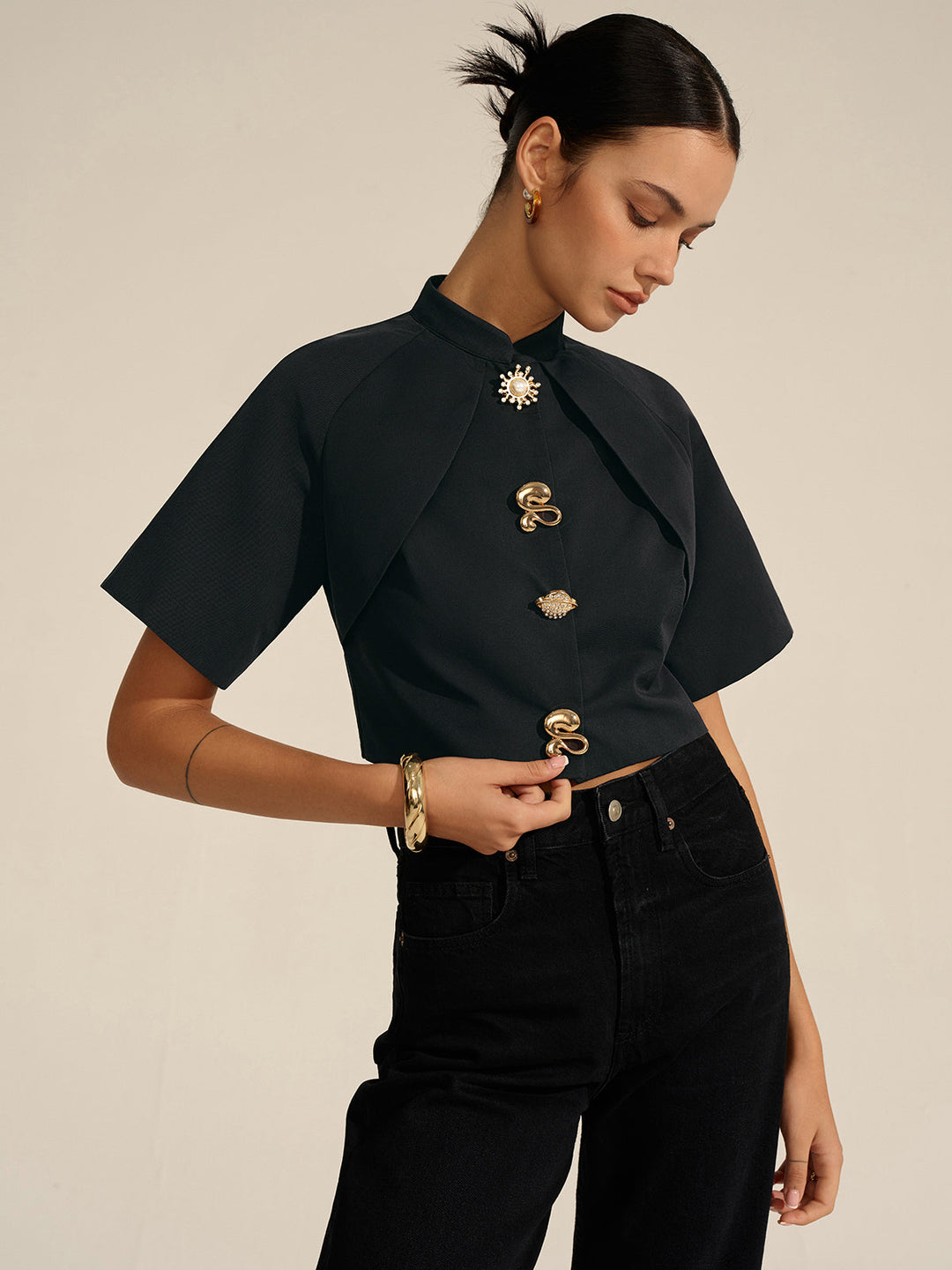 Metalldekor-Bluse mit Schnitt