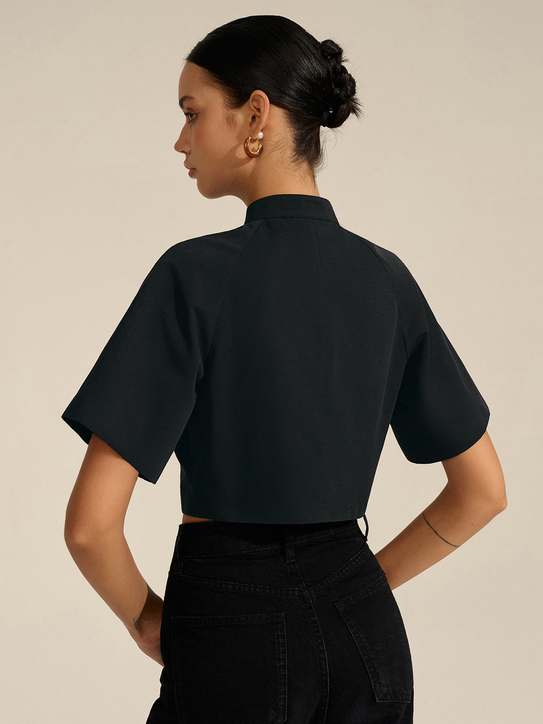 Metalldekor-Bluse mit Schnitt