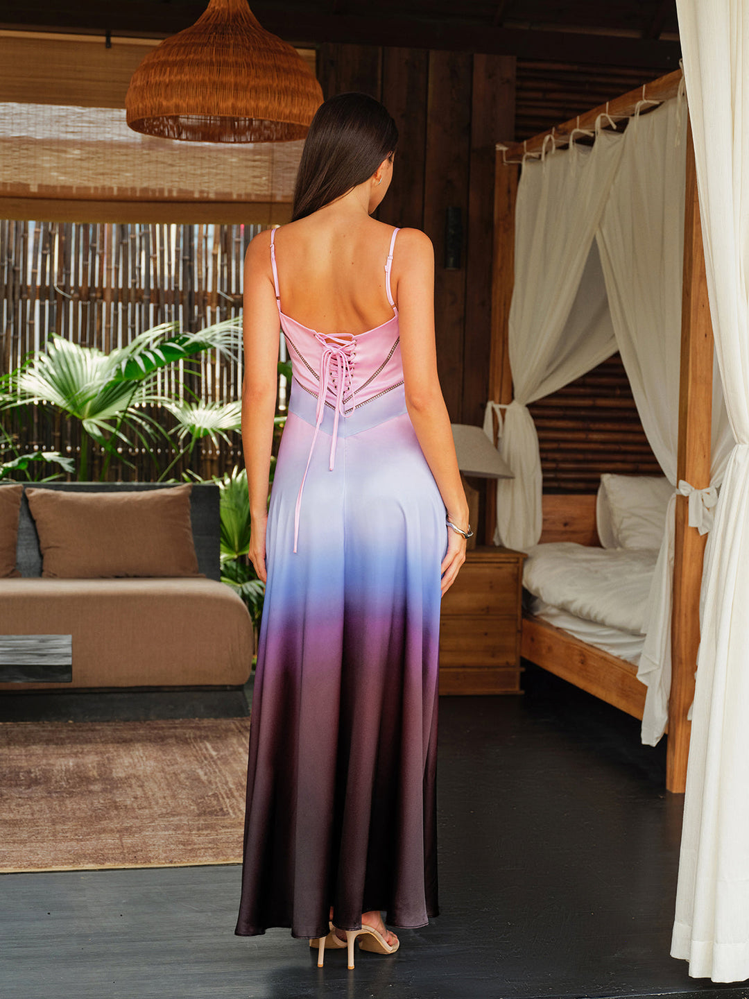 Maxikleid aus Satin mit Spaghettiträgern und Schnürung am Rücken im Tie-Dye-Farbverlauf