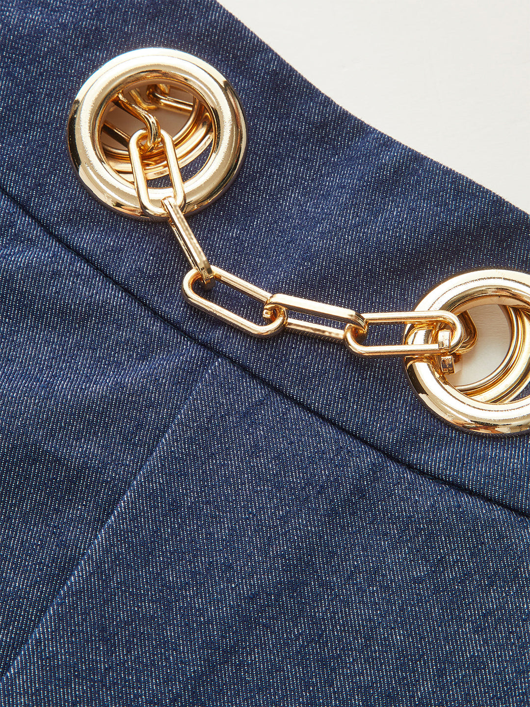 Faux-Denim-Shorts mit Metallketten-Gürtel