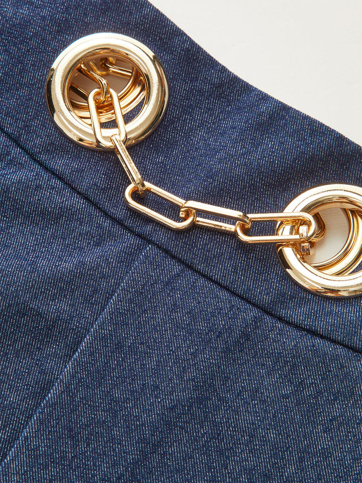 Faux-Denim-Shorts mit Metallketten-Gürtel