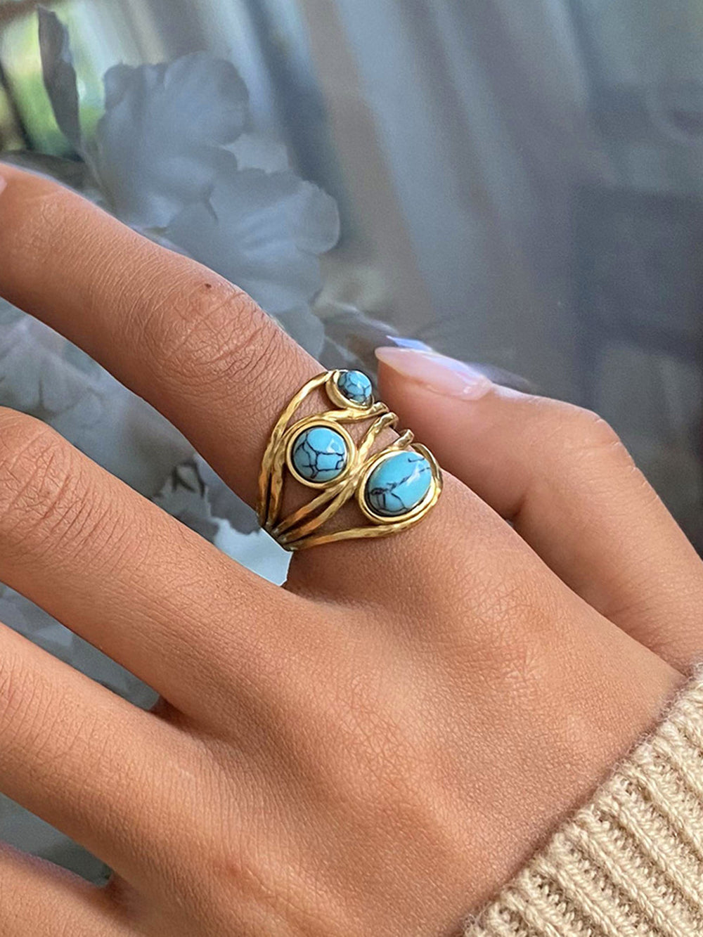 Goldfarbener Ring mit türkisfarbener Einlage