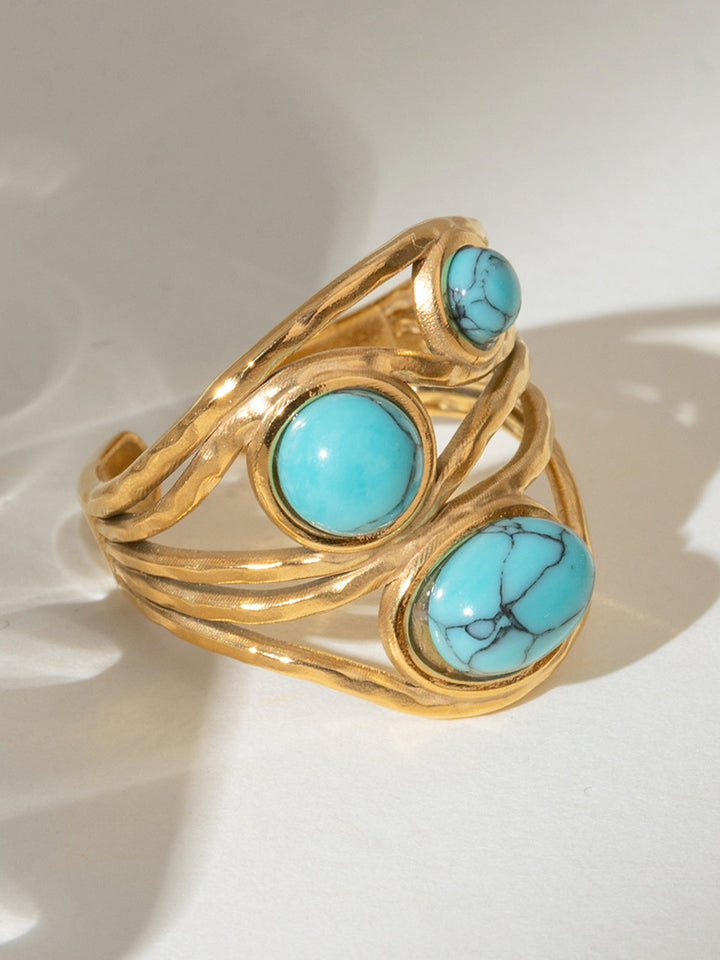 Goldfarbener Ring mit türkisfarbener Einlage
