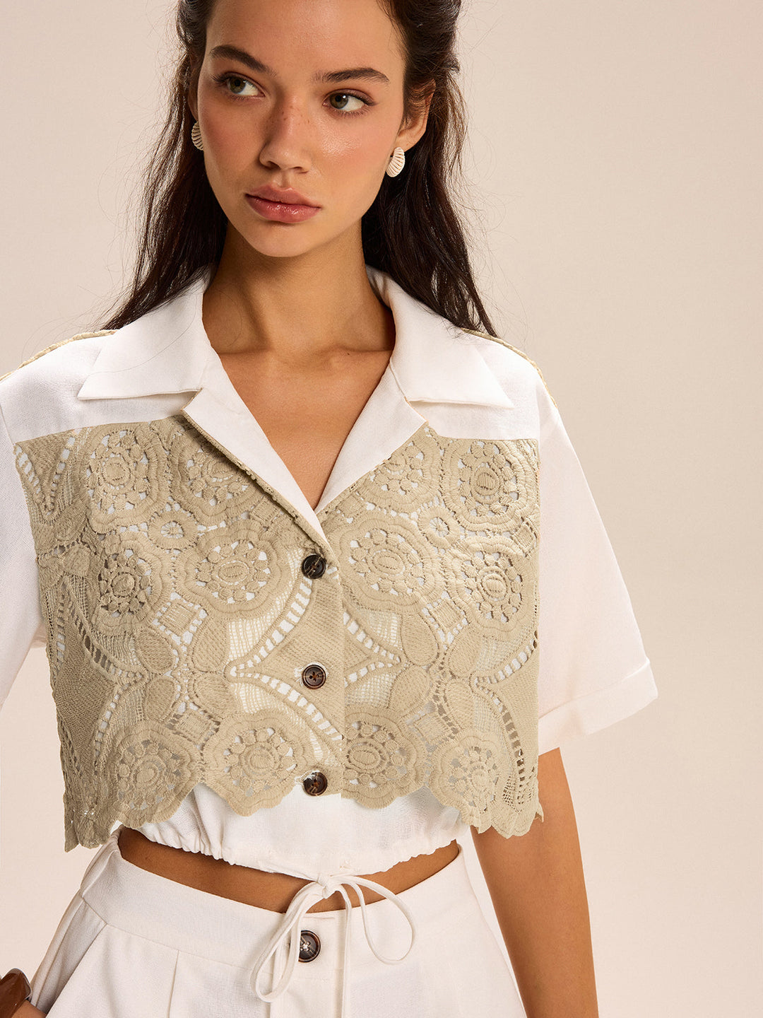 Spitzenbesetzte Crop-Bluse mit Shorts-Set