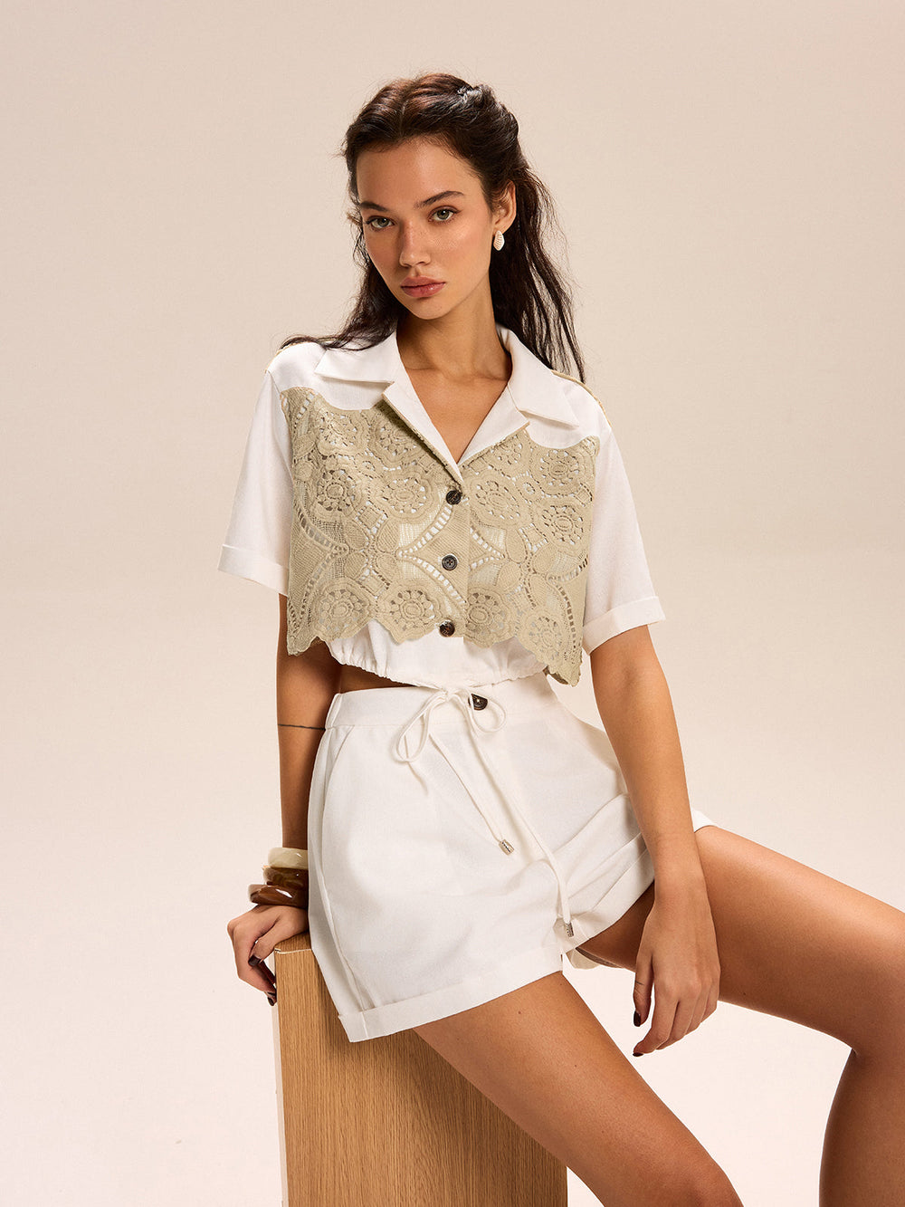 Spitzenbesetzte Crop-Bluse mit Shorts-Set
