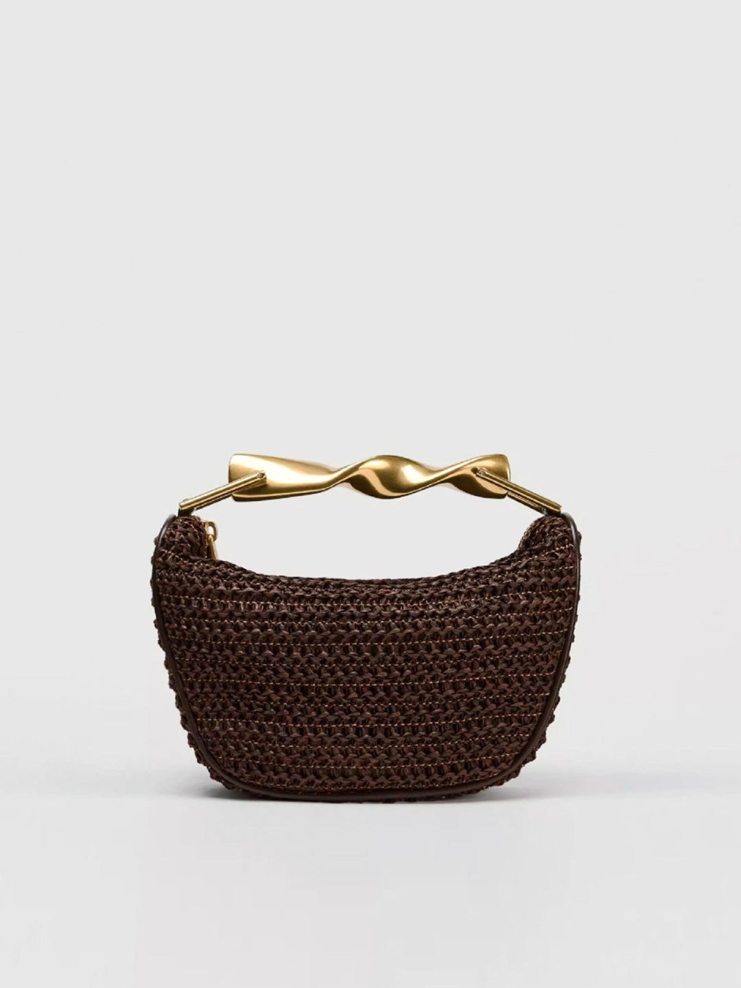 Handtasche aus gewebtem Material mit verdrehtem goldenem Henkel