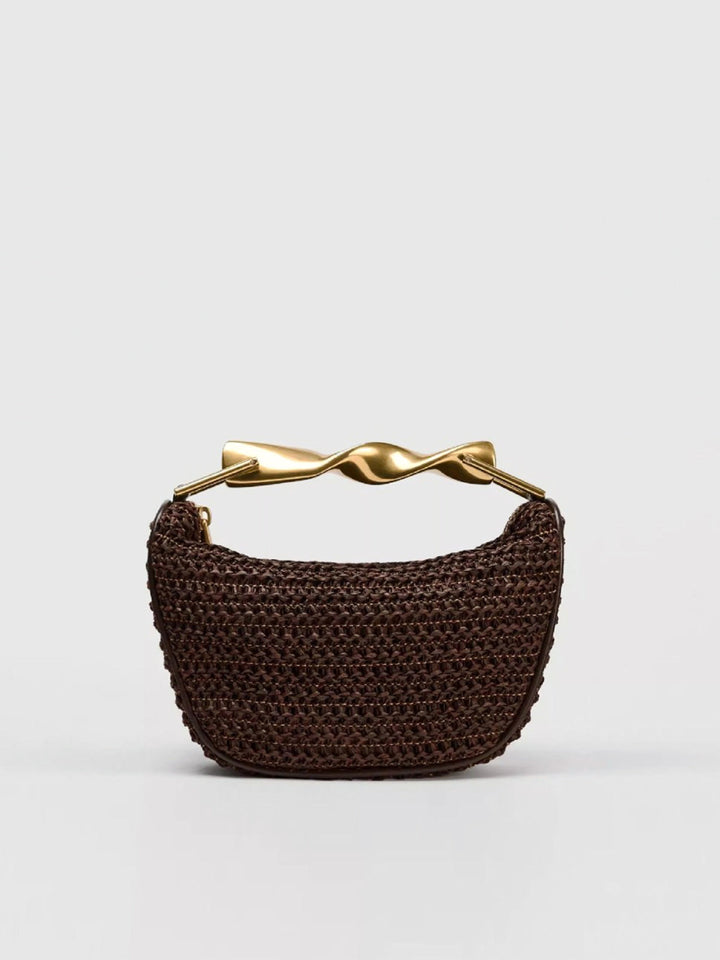 Handtasche aus gewebtem Material mit verdrehtem goldenem Henkel