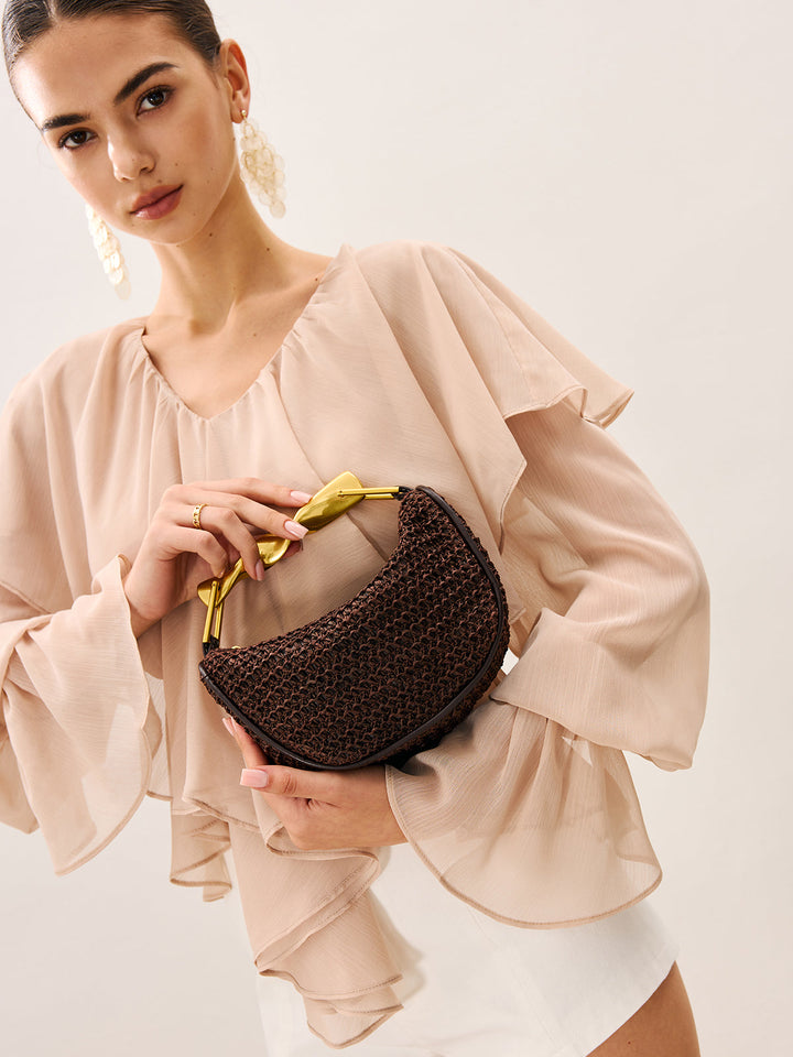 Handtasche aus gewebtem Material mit verdrehtem goldenem Henkel