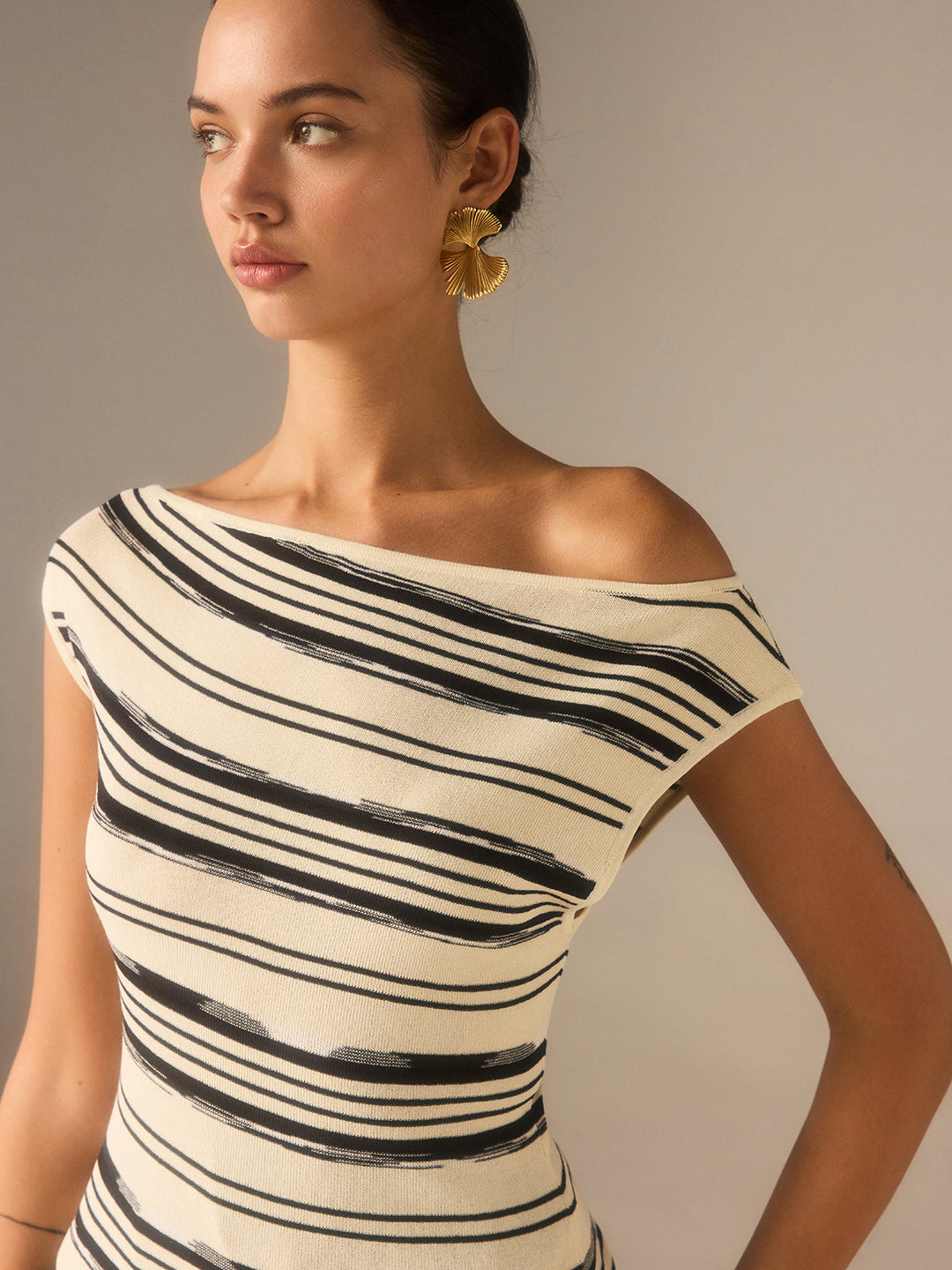 Asymmetrisches Strickoberteil mit Carmen-Ausschnitt und Streifen