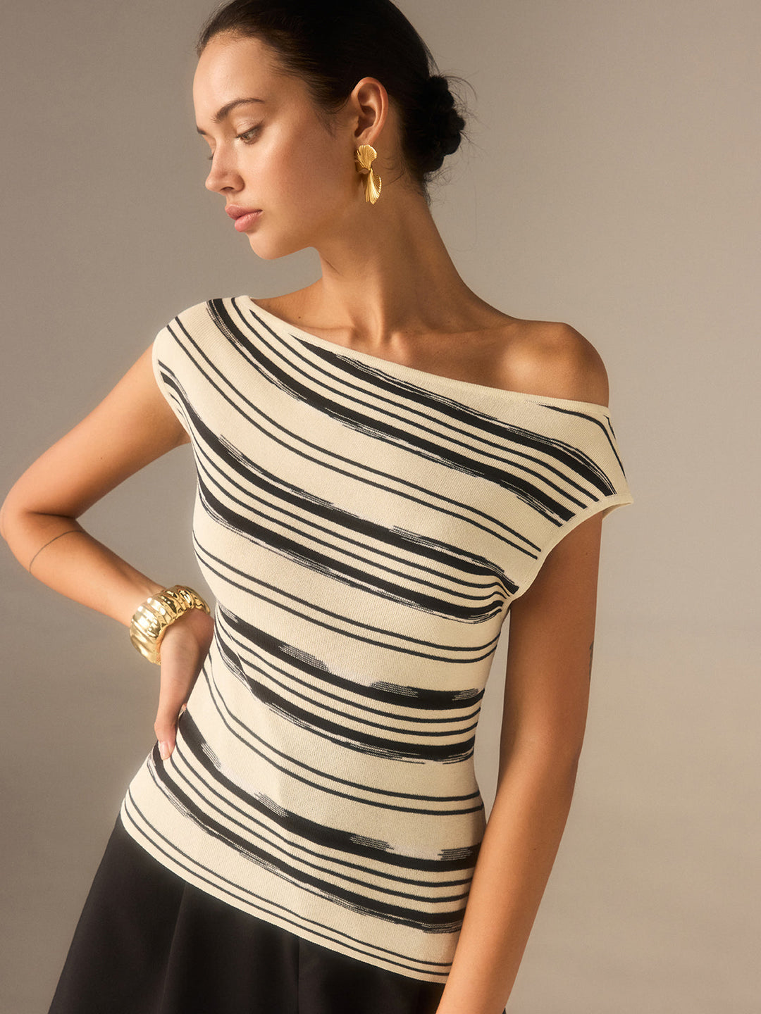Asymmetrisches Strickoberteil mit Carmen-Ausschnitt und Streifen