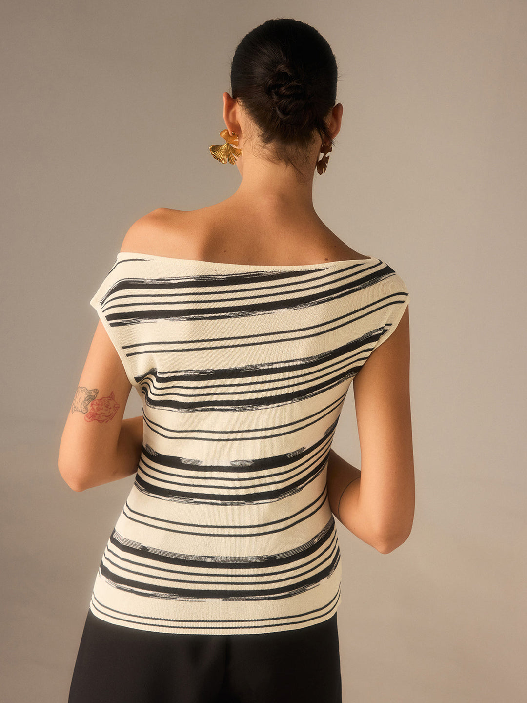 Asymmetrisches Strickoberteil mit Carmen-Ausschnitt und Streifen