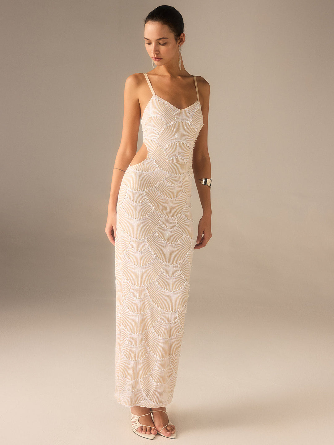 Maxikleid mit Cut-Out-Detail und Perlenbesatz