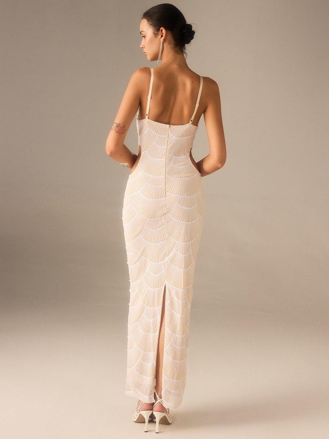 Maxikleid mit Cut-Out-Detail und Perlenbesatz