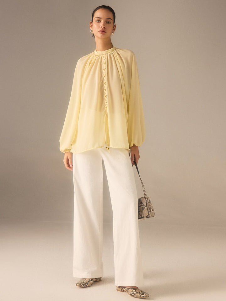 Halbtransparente Chiffon-Bluse mit Stehkragen und geflochtenen Details