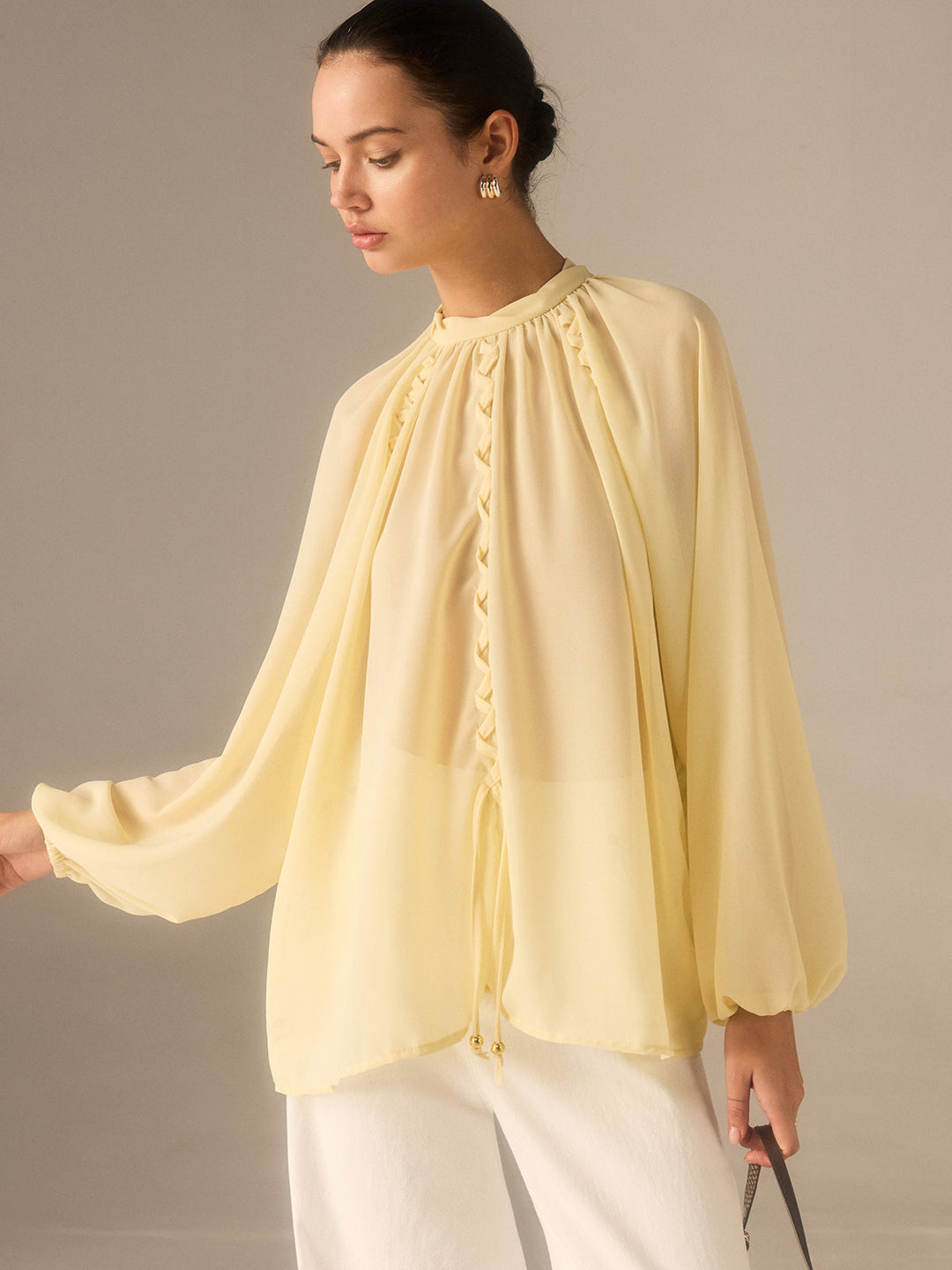 Halbtransparente Chiffon-Bluse mit Stehkragen und geflochtenen Details