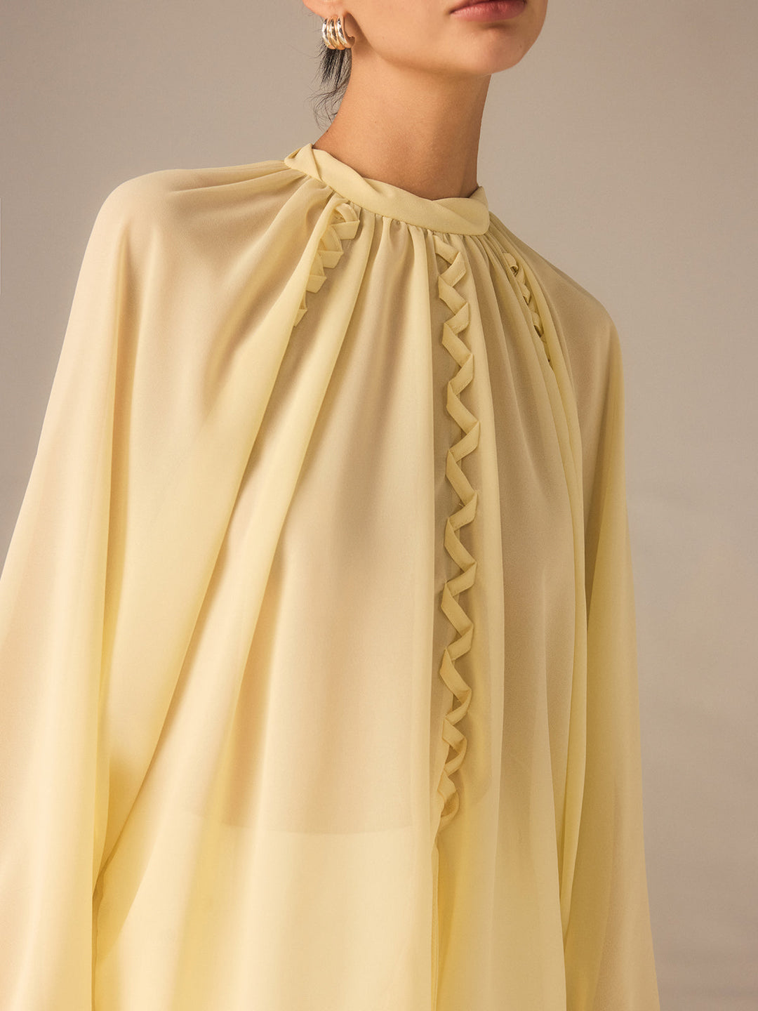 Halbtransparente Chiffon-Bluse mit Stehkragen und geflochtenen Details