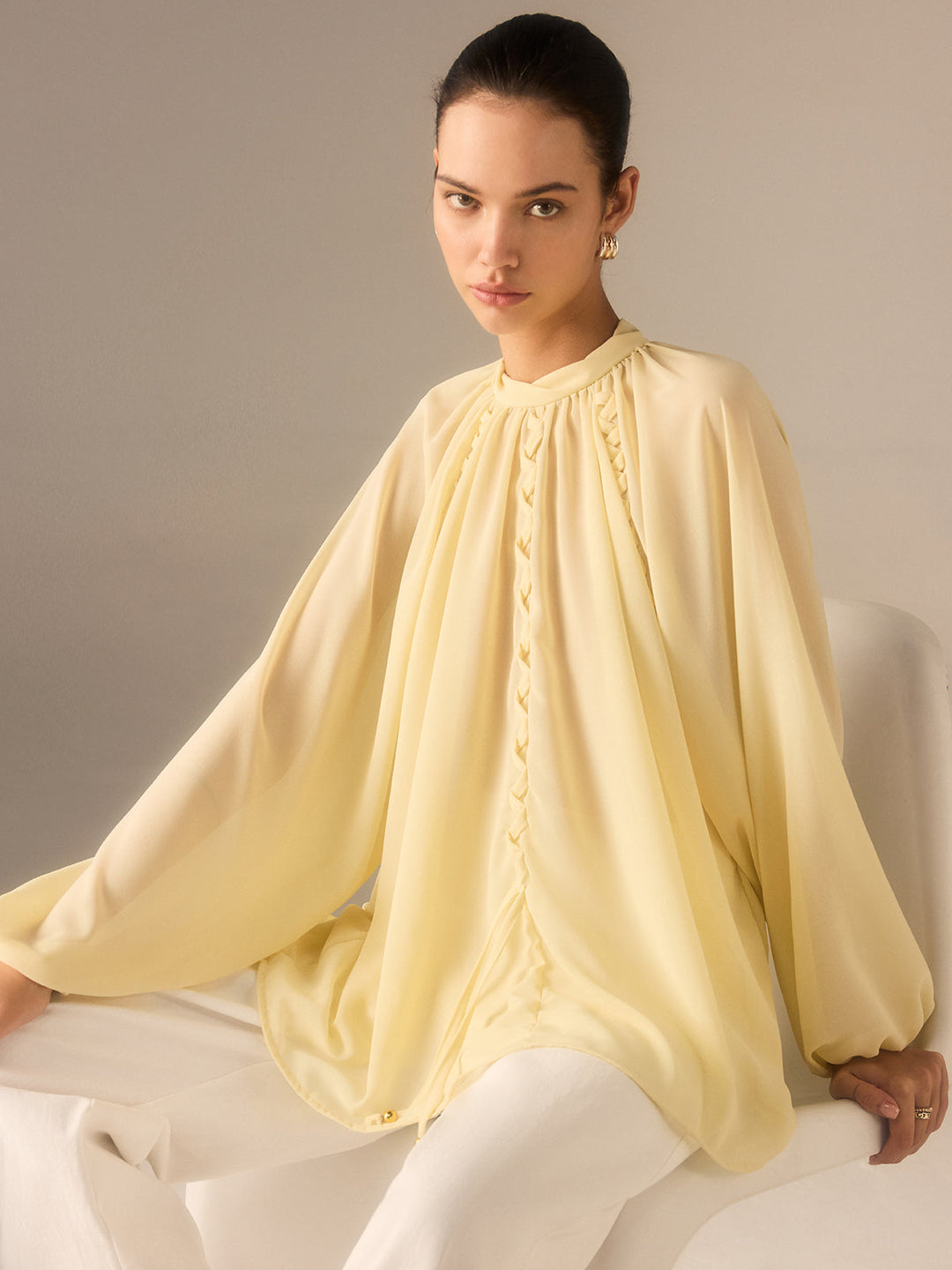 Halbtransparente Chiffon-Bluse mit Stehkragen und geflochtenen Details