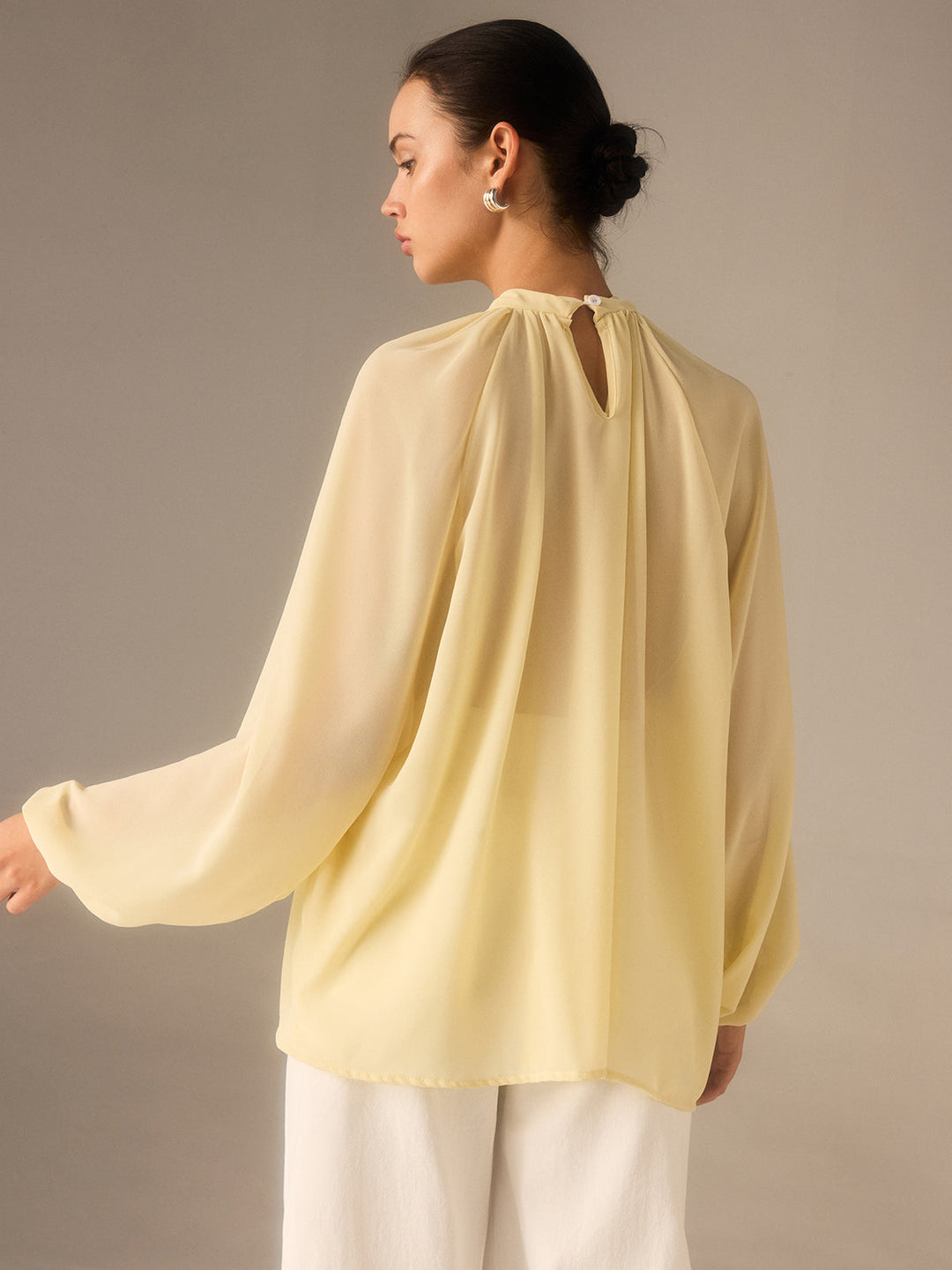 Halbtransparente Chiffon-Bluse mit Stehkragen und geflochtenen Details
