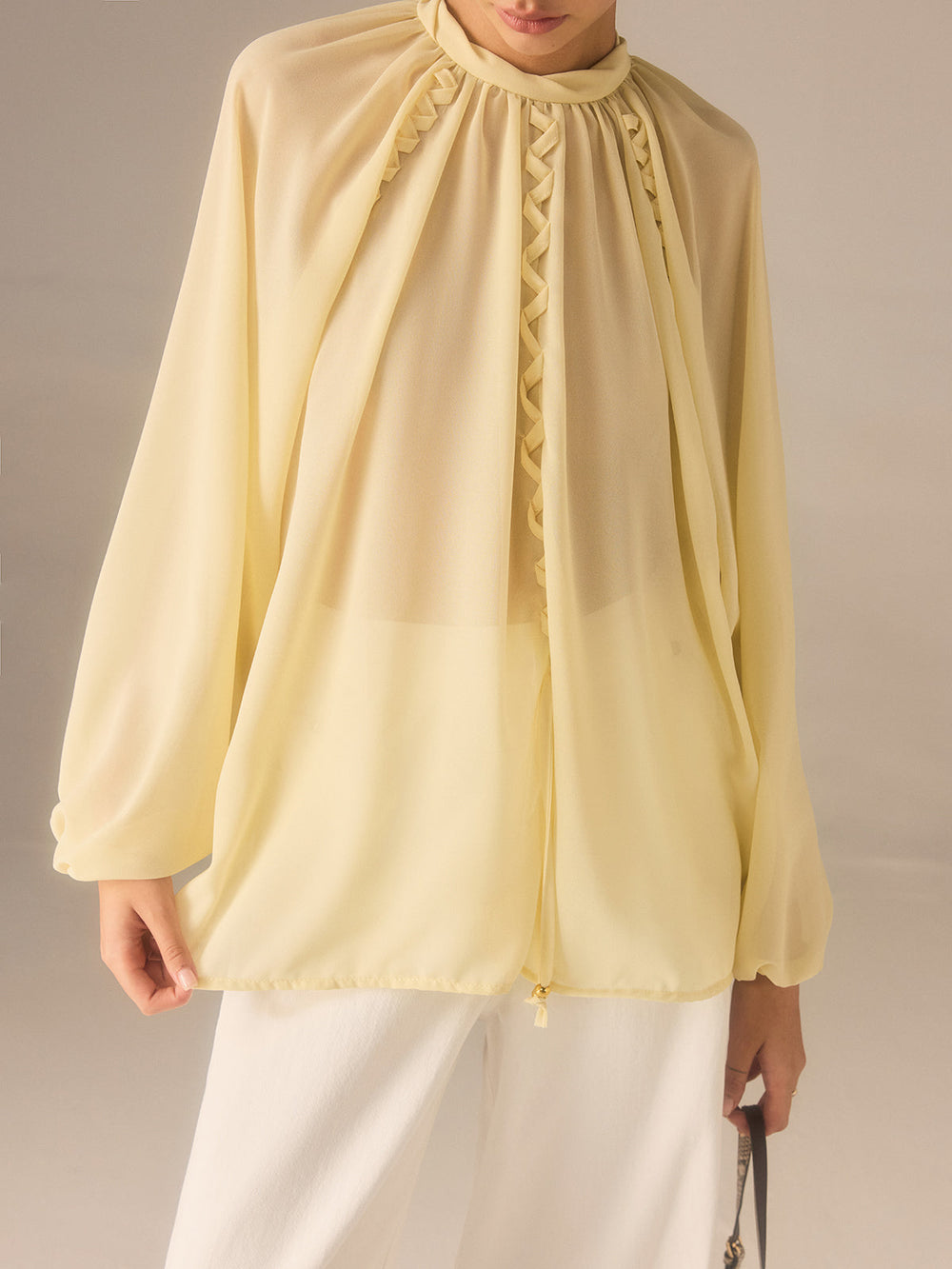 Halbtransparente Chiffon-Bluse mit Stehkragen und geflochtenen Details