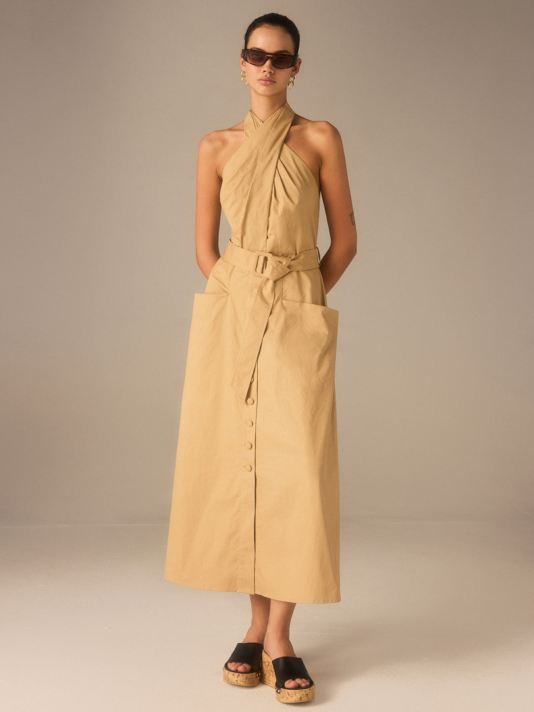 Baumwoll-Falten-Wickelkleid mit Gürtel in Midi-Länge
