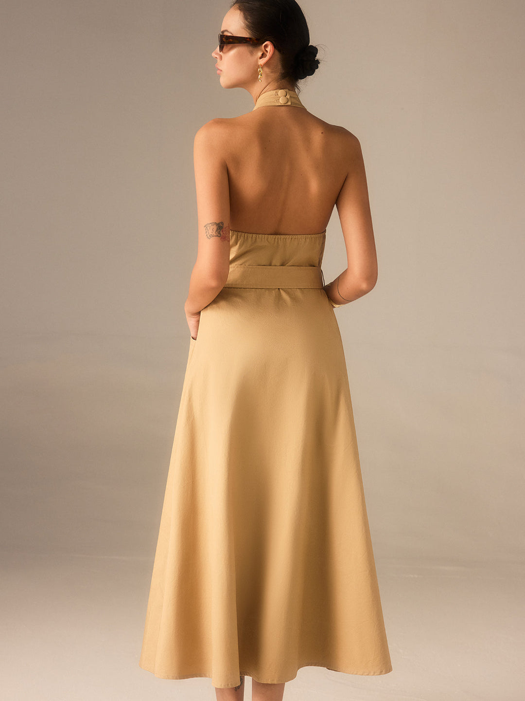 Baumwoll-Falten-Wickelkleid mit Gürtel in Midi-Länge