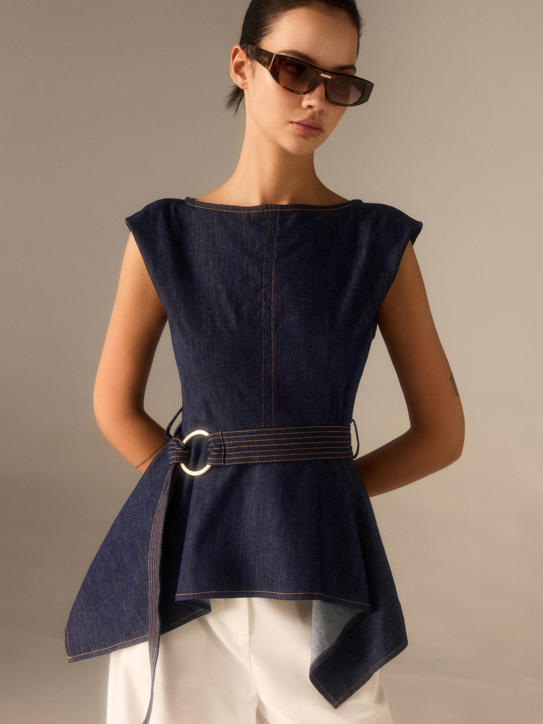 Denim Peplum Gürtel-Top mit asymmetrischem Saum