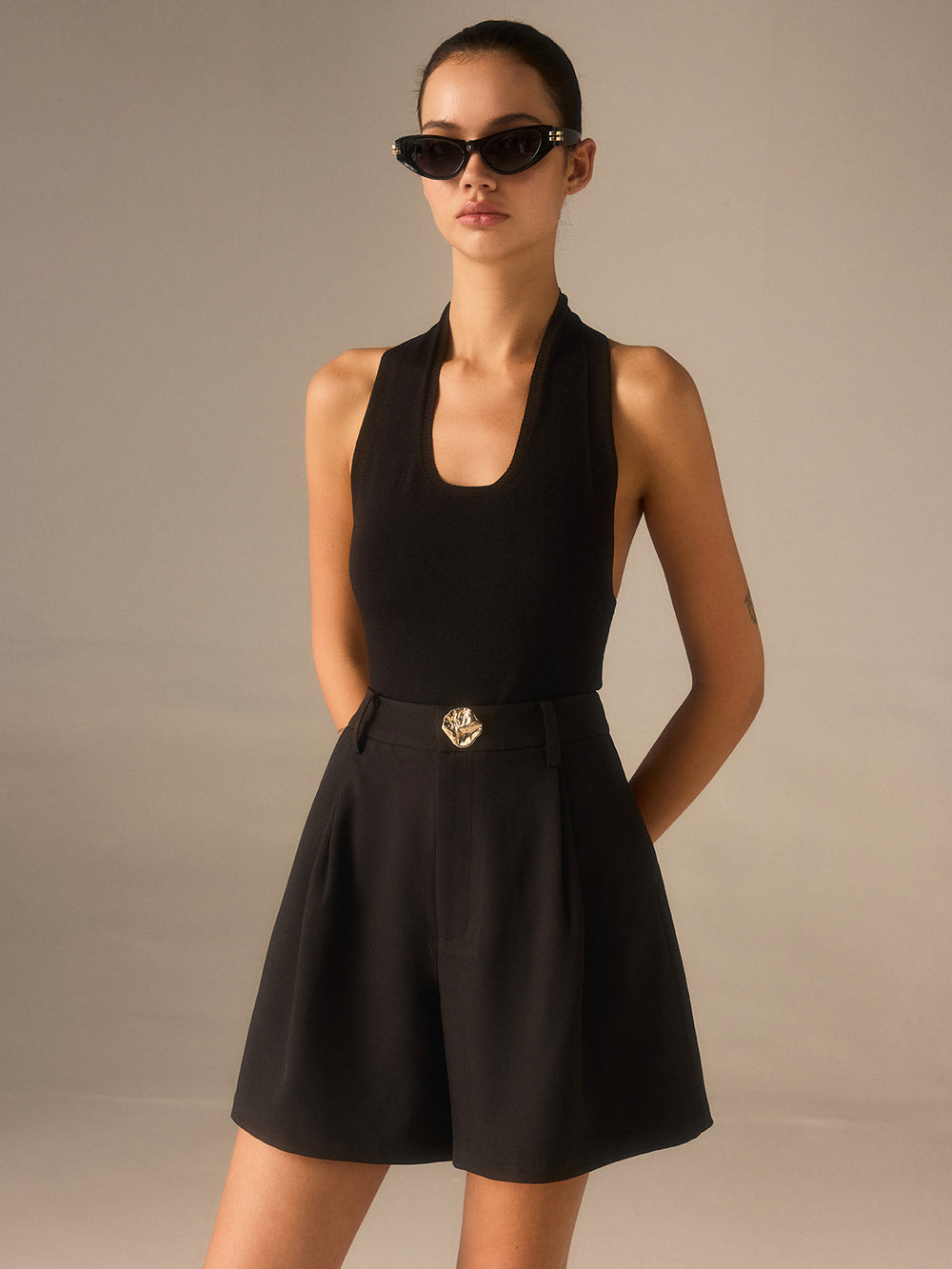 Schwarze Shorts mit hohen Taillen und Metalldetail