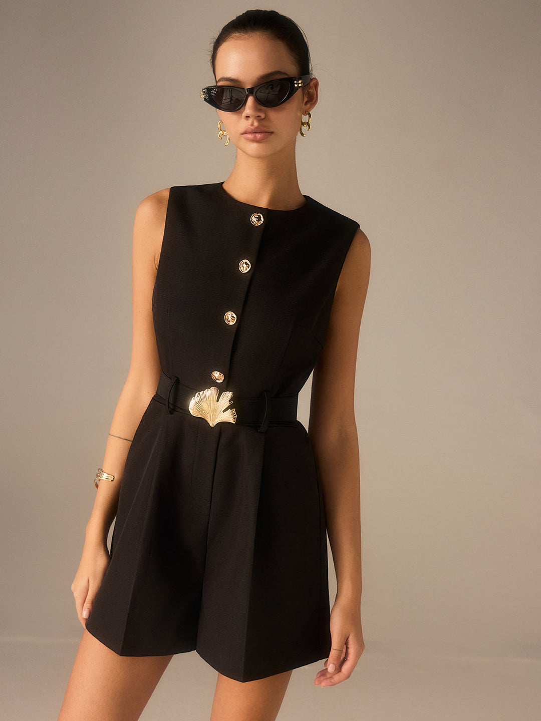 Jumpsuit mit Gürtel und Knöpfen aus Metall