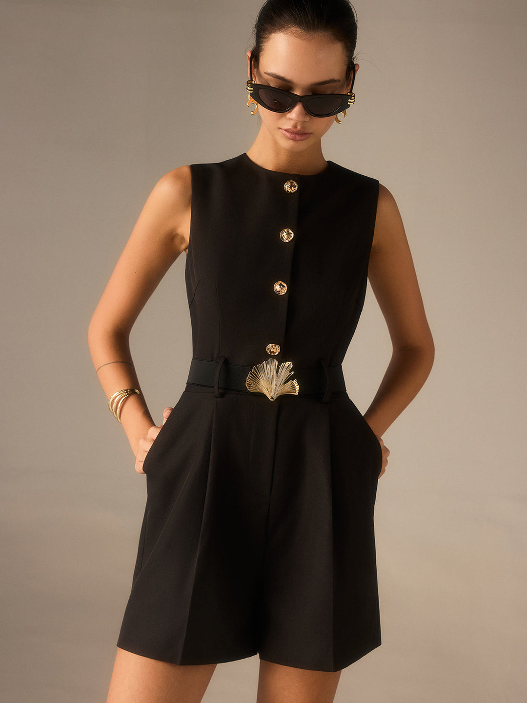 Jumpsuit mit Gürtel und Knöpfen aus Metall