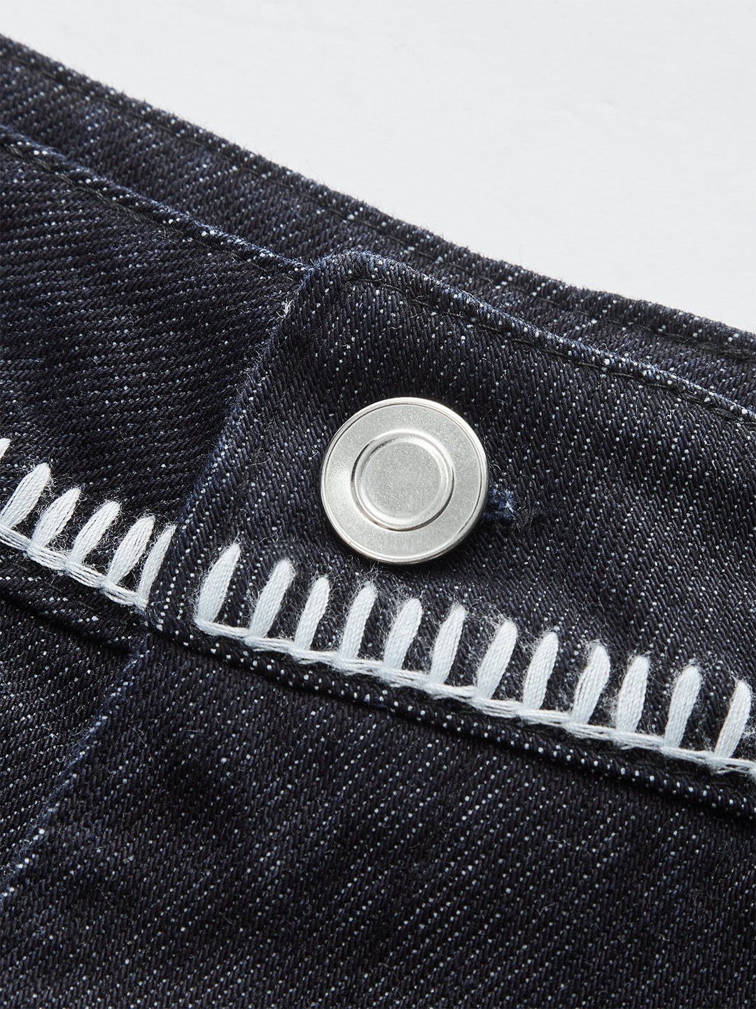 Kontrastbesetzte Jeansshorts