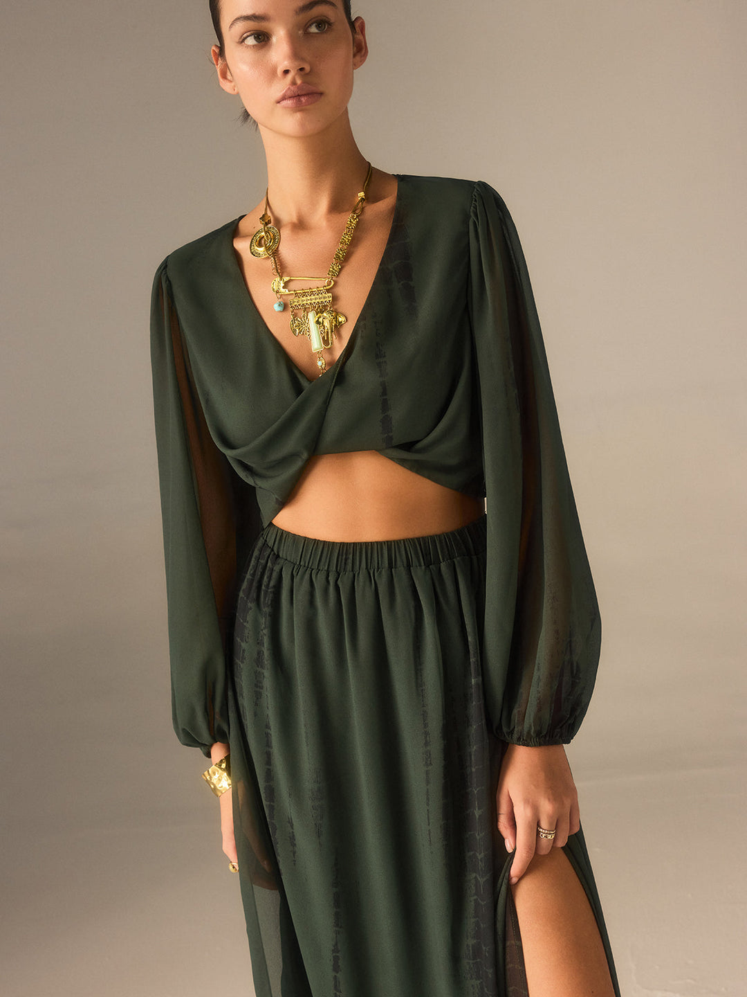 Chiffon Crop Top und Maxikleid mit Schlitz
