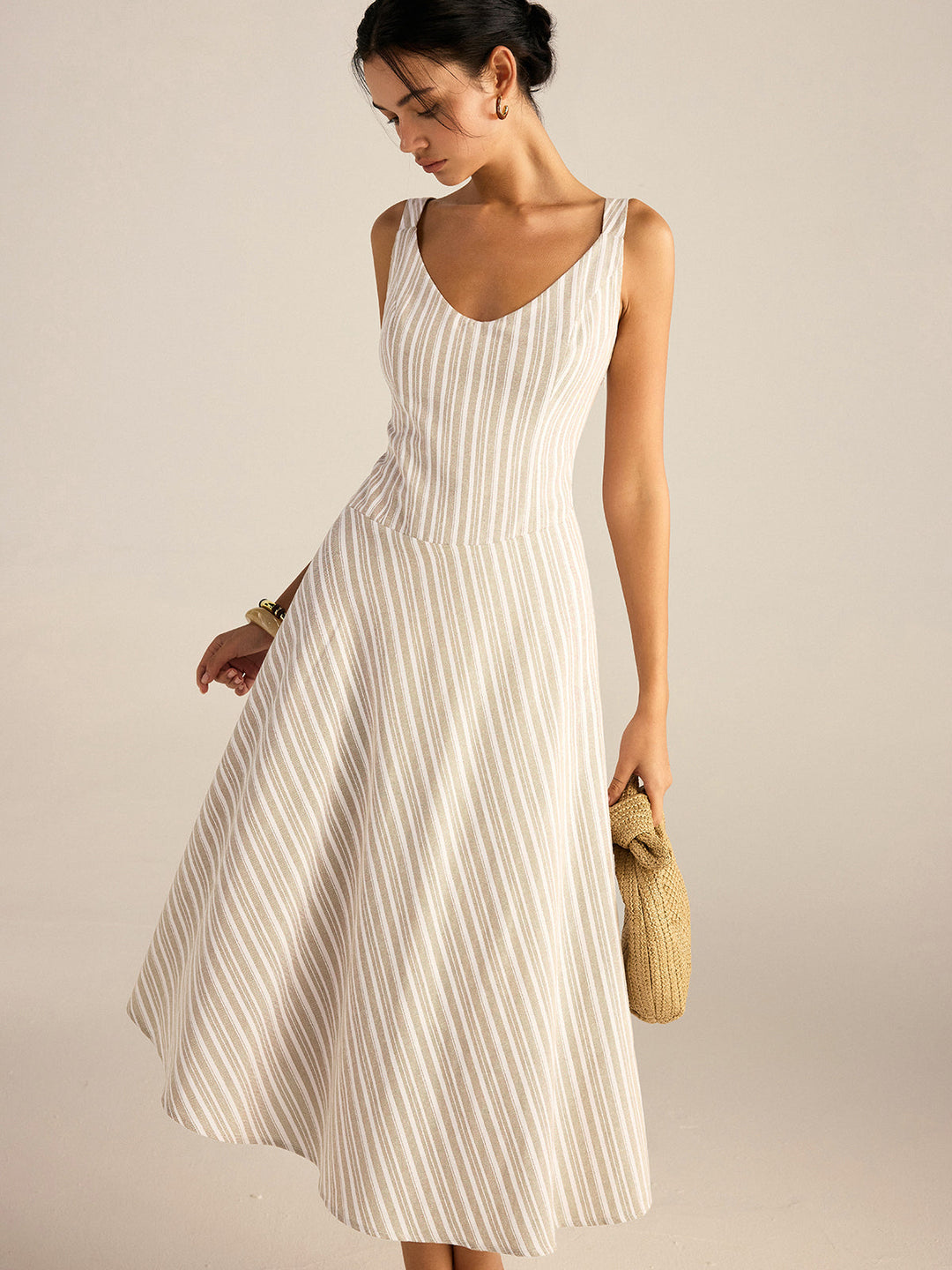 Gestreiftes asymmetrisches Midi-Kleid