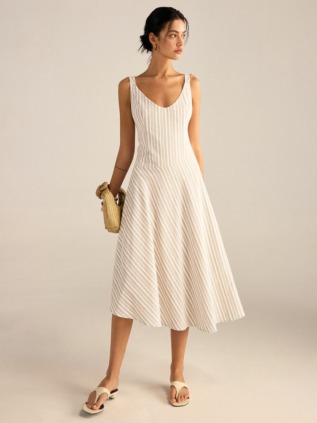 Gestreiftes asymmetrisches Midi-Kleid